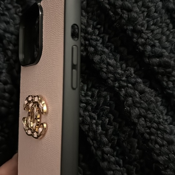 Designer inspired iPhone 15 pro max case w/wrist-strap - Picture 4 of 5